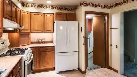 Kitchen - 21 Knollcrest Ct, Normal, IL 61761 photo 9 of 11