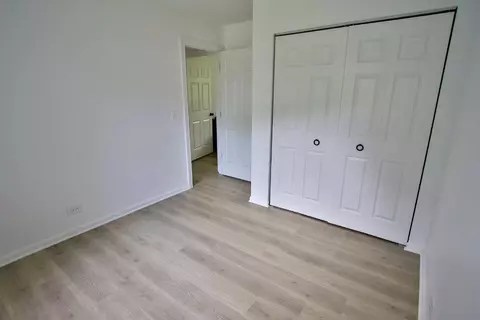 Bedroom - 239 W Country Dr, Bartlett, IL 60103 photo 3 of 4