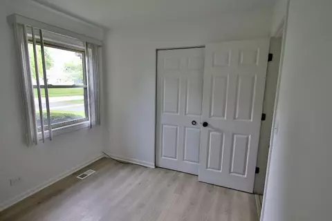 Bedroom - 239 W Country Dr, Bartlett, IL 60103 photo 4 of 4