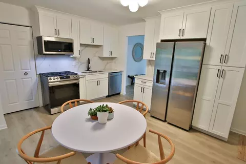 Kitchen - 239 W Country Dr, Bartlett, IL 60103 photo 1 of 5