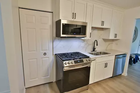 Kitchen - 239 W Country Dr, Bartlett, IL 60103 photo 4 of 5