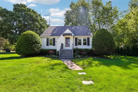 822 Irving Ave, Woodstock, IL 60098