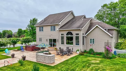 Exterior - 3067 E 1825th Rd, Ottawa, IL 61350 photo 3 of 8