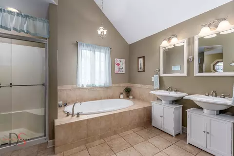 Bath - 3067 E 1825th Rd, Ottawa, IL 61350 photo 3 of 6