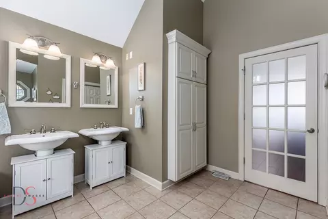 Bath - 3067 E 1825th Rd, Ottawa, IL 61350 photo 2 of 6
