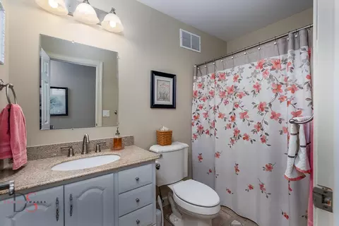 Bath - 3067 E 1825th Rd, Ottawa, IL 61350 photo 4 of 6