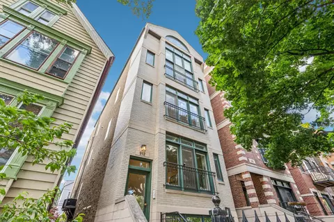 912 W Barry Ave #2, Chicago, IL 60657
