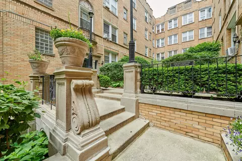 840 W Ainslie St #CC, Chicago, IL 60640