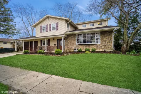 819 E Sayles Dr, Palatine, IL 60074