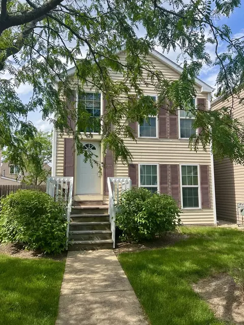 678 Four Seasons Blvd, Aurora, IL 60504