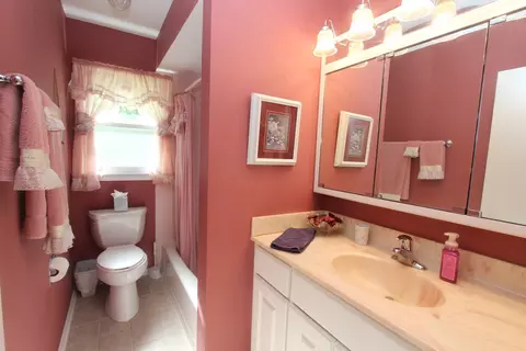 Bath - 712 Maple St, Marengo, IL 60152 photo 2 of 3