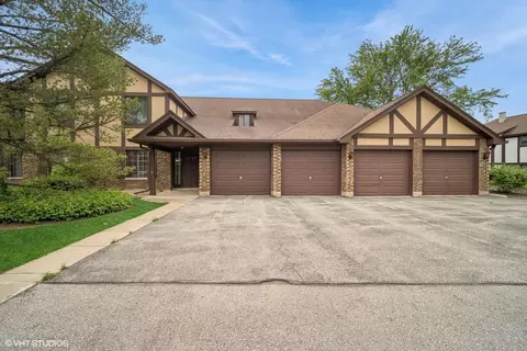 1725 Lakecliffe Dr #B, Wheaton, IL 60189