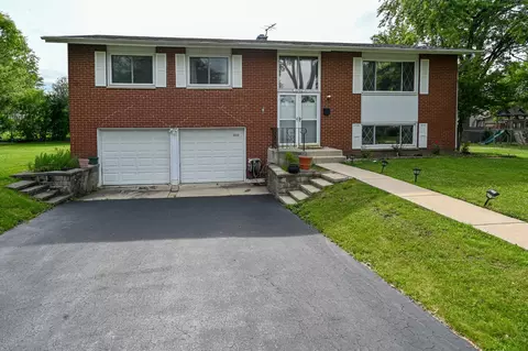 6702 Carpenter Ct, Woodridge, IL 60517