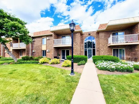 2403 N Kennicott Dr #1D, Arlington Heights, IL 60004