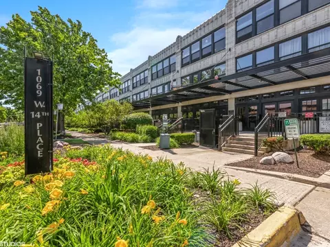1069 W 14th Pl #207, Chicago, IL 60608