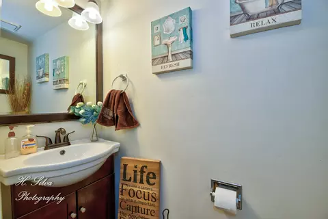 Bath - 1896 Gleneagle Cir, Elgin, IL 60123 photo 1 of 2