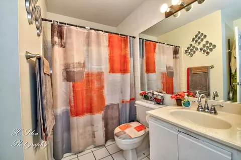 Bath - 1896 Gleneagle Cir, Elgin, IL 60123 photo 2 of 2