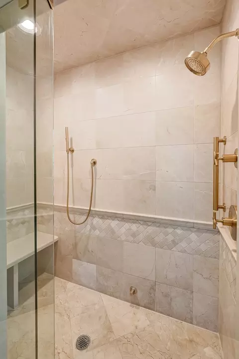 Bath - 122 Kraml Dr, Burr Ridge, IL 60527 photo 4 of 7