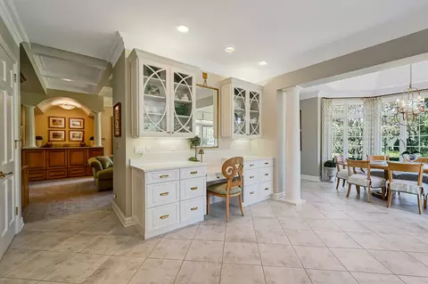 Entry Way - 122 Kraml Dr, Burr Ridge, IL 60527 photo 4 of 5