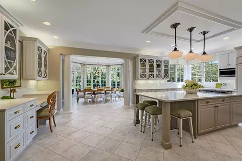 Kitchen - 122 Kraml Dr, Burr Ridge, IL 60527 photo 3 of 5