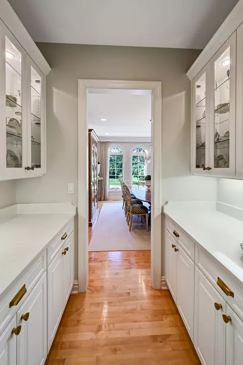 Kitchen - 122 Kraml Dr, Burr Ridge, IL 60527 photo 1 of 5