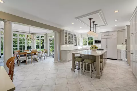Kitchen - 122 Kraml Dr, Burr Ridge, IL 60527 photo 2 of 5