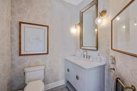 Bath - 122 Kraml Dr, Burr Ridge, IL 60527 photo 2 of 7