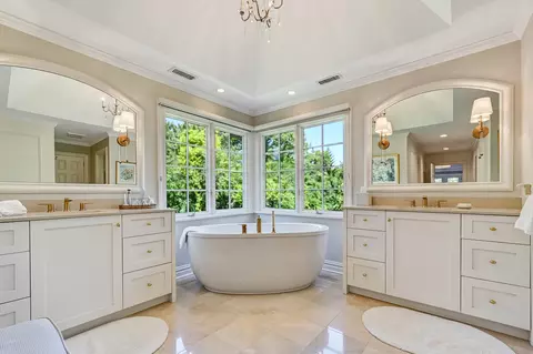 Bath - 122 Kraml Dr, Burr Ridge, IL 60527 photo 3 of 7
