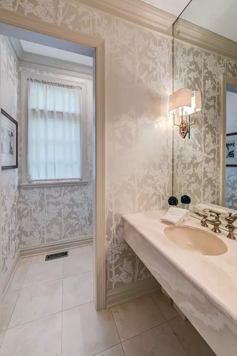 Bath - 122 Kraml Dr, Burr Ridge, IL 60527 photo 1 of 7