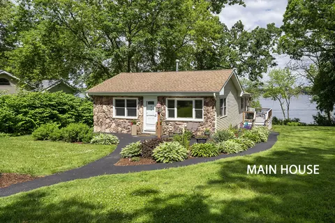 42605 N Woodbine Ave, Antioch, IL 60002