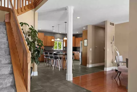 Entry Way - 11 Willowbend Ct, Bloomington, IL 61705 photo 5 of 11