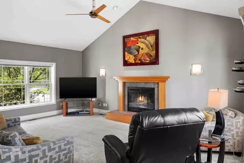 Living - 11 Willowbend Ct, Bloomington, IL 61705 photo 2 of 6
