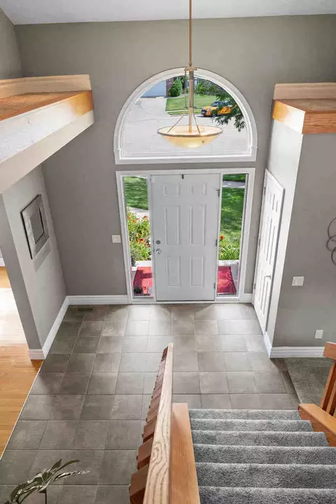 Entry Way - 11 Willowbend Ct, Bloomington, IL 61705 photo 6 of 11