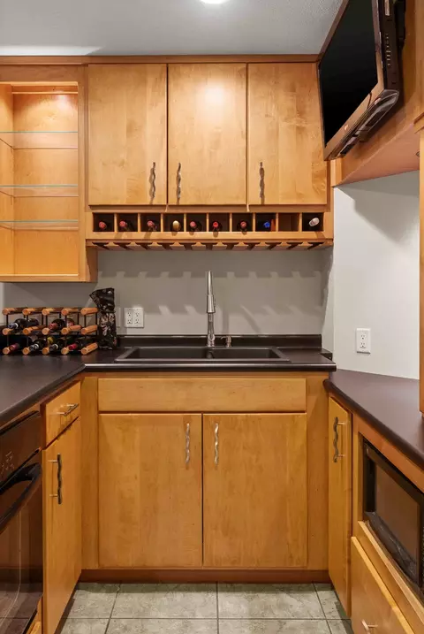 Kitchen - 11 Willowbend Ct, Bloomington, IL 61705 photo 8 of 10