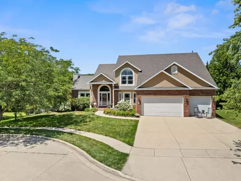 11 Willowbend Ct, Bloomington, IL 61705