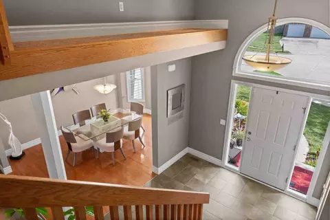 Entry Way - 11 Willowbend Ct, Bloomington, IL 61705 photo 7 of 11