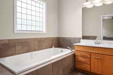 Bath - 11 Willowbend Ct, Bloomington, IL 61705 photo 2 of 8