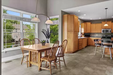 Dining - 11 Willowbend Ct, Bloomington, IL 61705 photo 4 of 5