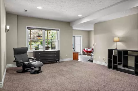 Living - 11 Willowbend Ct, Bloomington, IL 61705 photo 5 of 6