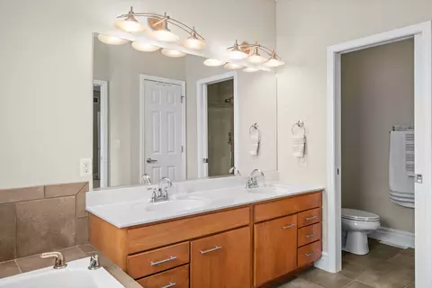 Bath - 11 Willowbend Ct, Bloomington, IL 61705 photo 3 of 8