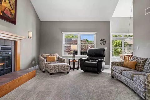 Living - 11 Willowbend Ct, Bloomington, IL 61705 photo 4 of 6