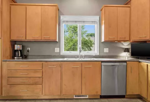 Kitchen - 11 Willowbend Ct, Bloomington, IL 61705 photo 6 of 10