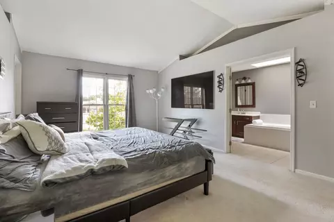 Bedroom - 4839 Turnberry Dr, Hoffman Estates, IL 60010 photo 2 of 4