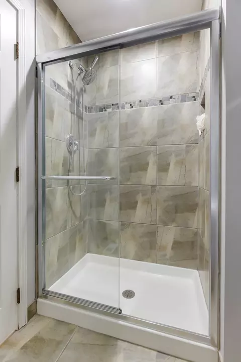 Bath - 4839 Turnberry Dr, Hoffman Estates, IL 60010 photo 3 of 4