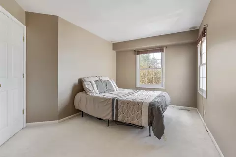 Bedroom - 4839 Turnberry Dr, Hoffman Estates, IL 60010 photo 4 of 4