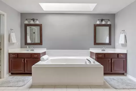 Bath - 4839 Turnberry Dr, Hoffman Estates, IL 60010 photo 2 of 4