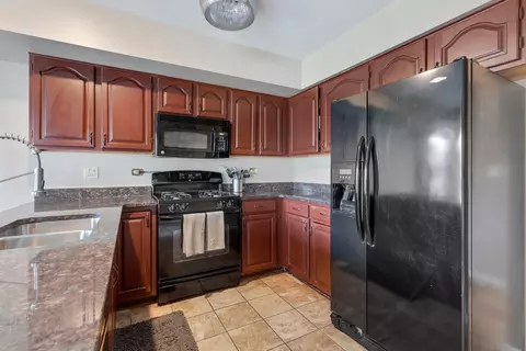 Kitchen - 4839 Turnberry Dr, Hoffman Estates, IL 60010 photo 2 of 3