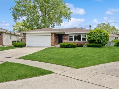 951 E Bradley Ct, Palatine, IL 60067