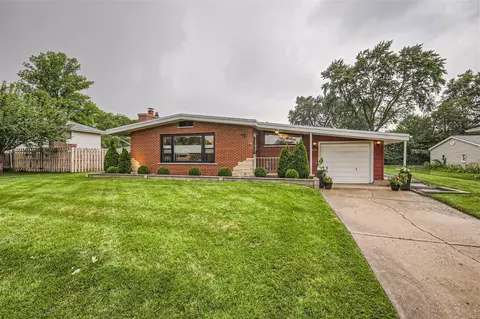 824 Sunnyside Rd, Roselle, IL 60172