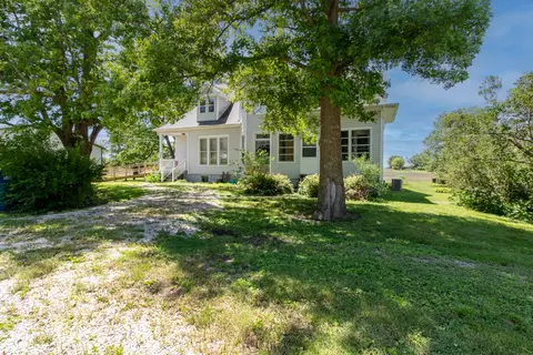 103 N Jeffrey St, Cooksville, IL 61730